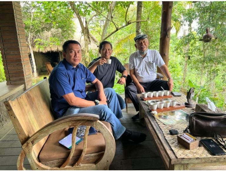 Penulis Bersama Prof Azra Sambil Minum Kopi