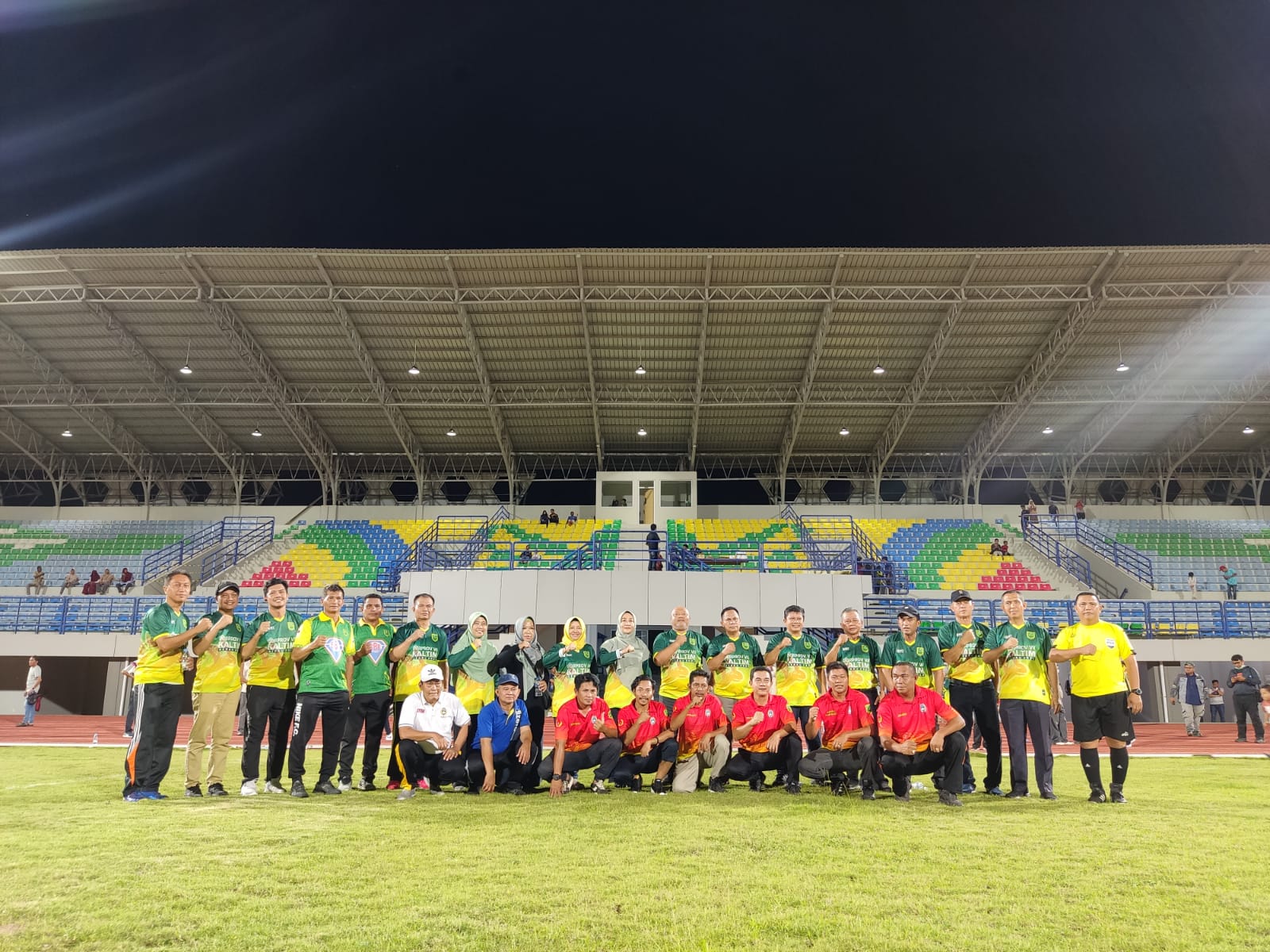 Pertandingan sepak bola Porprov Kaltim, yang diselenggarakan di stadion olimpik mini Teluk Bayur.