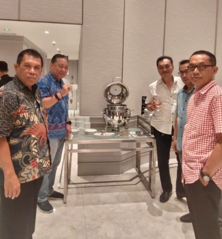 FOTO:Rudy Sutanto, Adhinata Wira, Nino, Yulius Eko, dan Puguh, bacaleg PERINDO yang berkompetisi di Dewan Perwakilan Daerah (DPD) kota Surabaya, berkumpul di Sriwijaya Room, Sheraton Hotel, Surabaya