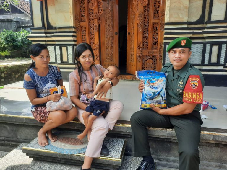 1. Atasi Stunting, Babinsa Manduang Lakukan PMT