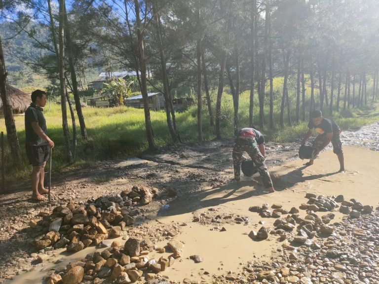2. Satgas Yonif 721Makkasau Serahkan Bendera Pusaka di Kampung Numbogawi