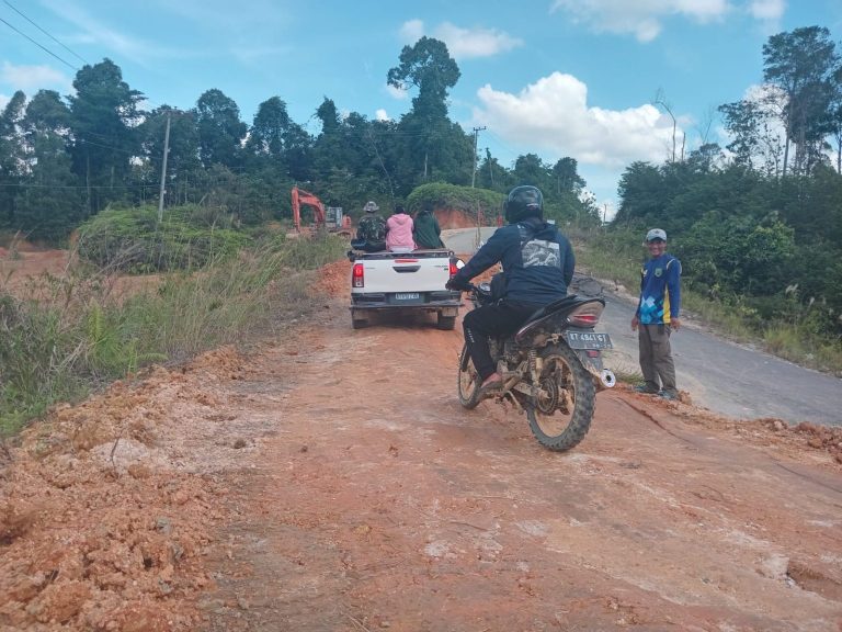 Warga Dengan Susah Payah Melewati Jalan Alternatif yang Disebabkan Jalan Putus
