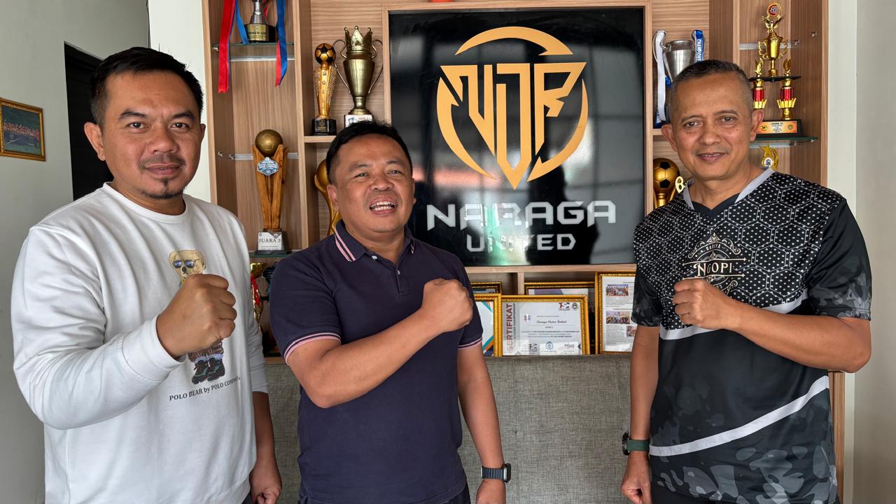 Staf Khusus KSAD, Brigjen TNI Aminudin (kanan) disambut Anjas Jasmani (paling kiri) selaku perwakilan manajemen SSB Naraga Ciater.