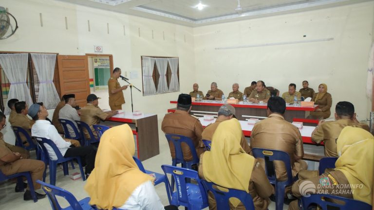 Foto: Bupati Asahan H. Surya, B.Sc bersama dengan Wakil Bupati Asahan, Sekretaris Daerah Kabupaten Asahan dan OPD melakukan temu pamit dengan Aparatur Kecamatan Air Joman