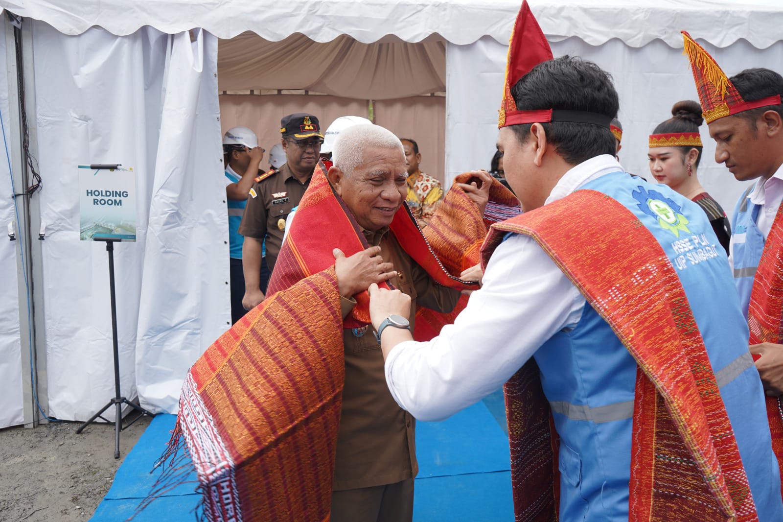 Staf Ahli Bidang Ekonomi, Pembangunan, dan Keuangan Asahan, Dr. Elfina br Tarigan, membuka Bimtek GPBLHS dan pengenalan SIDIYA 2025 di Hotel Antari