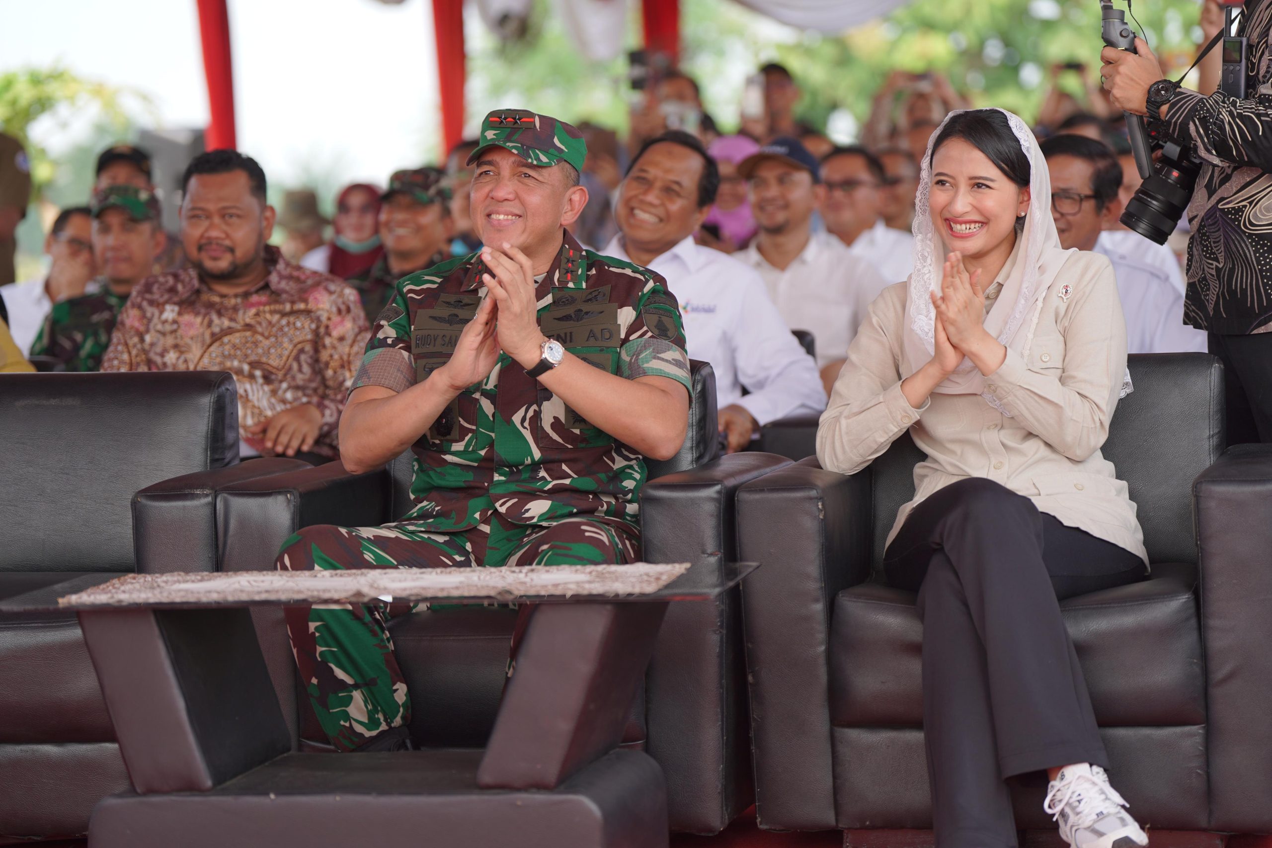 Pangdam V/Brawijaya, Mayjen TNI Rudy Saladin, M.A, bersama Menteri Pertanian, Andi Amran Sulaiman menghadiri berlangsungnya panen.