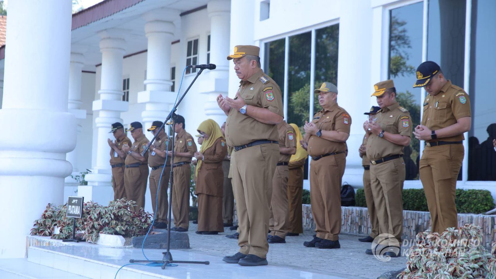 Bupati Asahan Taufik Zainal Abidin, S. Sos., M. Si memimpin Apel perdana bulan Maret di Halaman Kantor Bupati Asahan, Senin (03/03/2025).