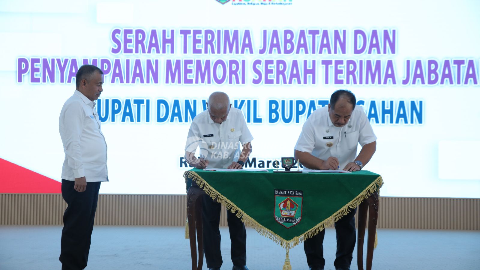 Pemerintah Kabupaten Asahan melaksanakan Serah Terima Jabatan Bupati Asahan Periode 2021-2025 kepada Bupati dan Wakil Bupati Asahan periode 2025-2030 di Aula Melati Kantor Bupati Asahan, Rabu (05/03/2025)