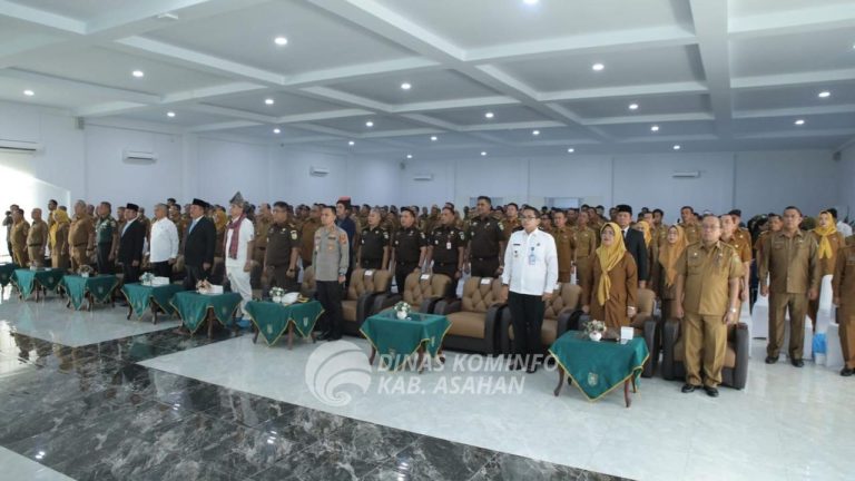 Bupati Asahan Taufik Zainal Abidin Siregar, S.Sos., M.Si mengikuti sosilasasi Jaksa Garda (Jaga) Desa di Aula Melati Kantor Bupati Asahan, Senin (10/03/2025).