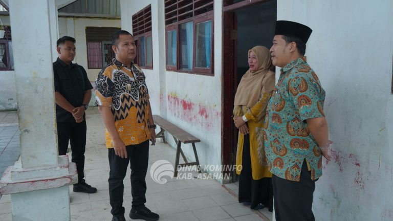 Sidak Wakil Bupati Asahan mendatangi UPTD SMP Negeri 2 Kisaran, Dinas Sosial, Kesehatan dan Dinas Kominfo Kabupaten Asahan. Jumat, (14/03/2025).
