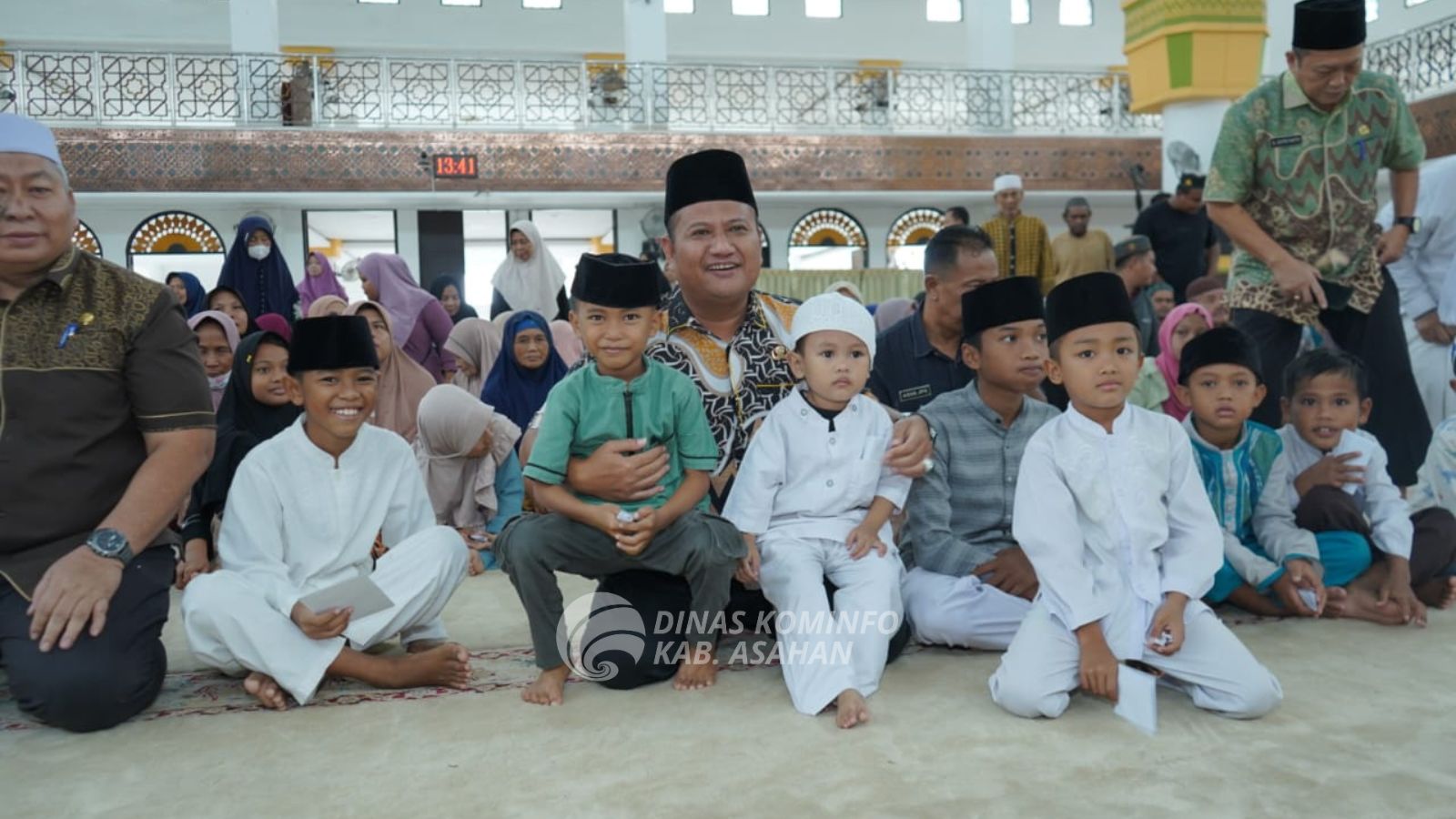 Badan Kesejahteraan Masjid (BKM) Agung H. Achmad Bakrie Kisaran menyalurkan bantuan kepada 50 orang anak yatim