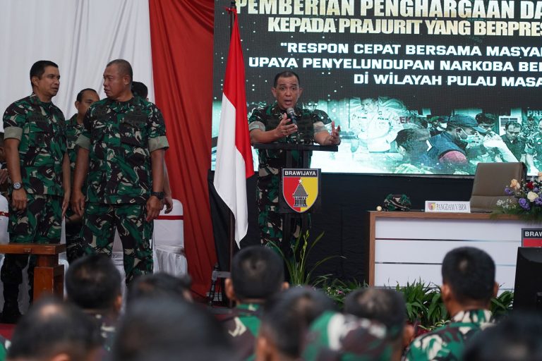 2. Berintegritas Tinggi, Mayjen TNI Rudy Beri Penghargaan Tiga Prajurit Koramil Masalembu