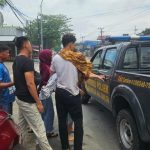 Pihak Kelurga Dibantu Pihak Polisi Evakusi Korban Untuk Dibawah Rumah Sakit