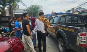 Pihak Kelurga Dibantu Pihak Polisi Evakusi Korban Untuk Dibawah Rumah Sakit