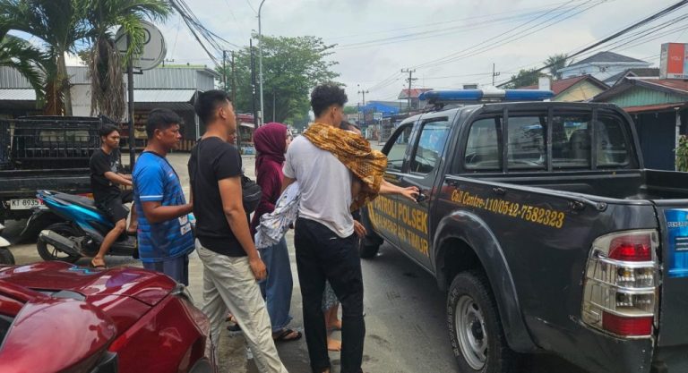 Pihak Kelurga Dibantu Pihak Polisi Evakusi Korban Untuk Dibawah Rumah Sakit